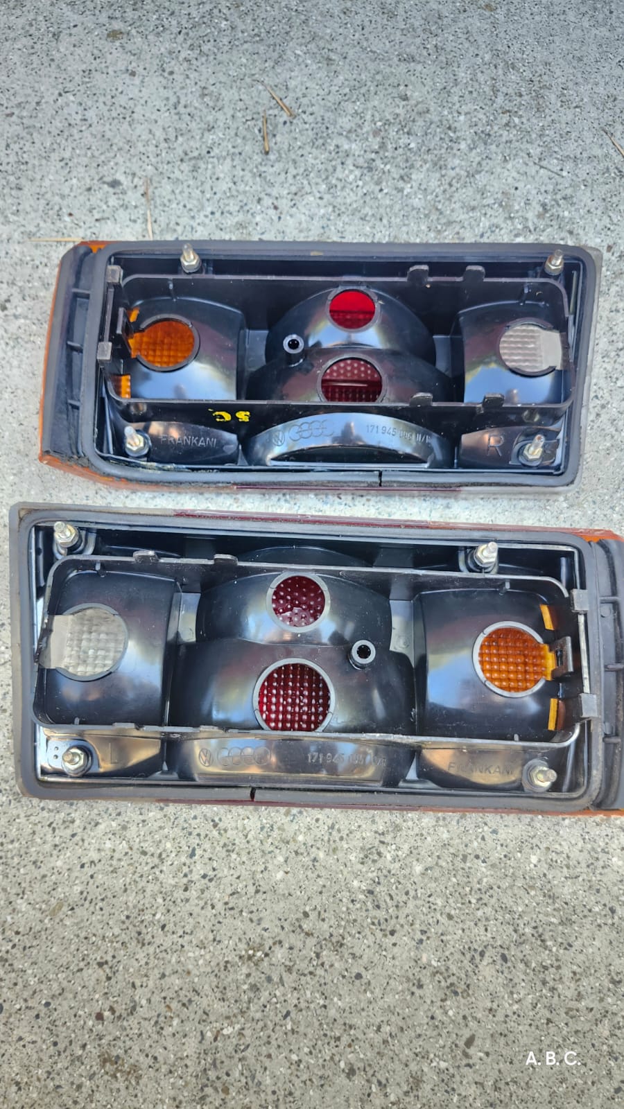 Calaveras Volkswagen Cabriolet caribe 1987 OEM 171 945 096 y 095 (2piezas)