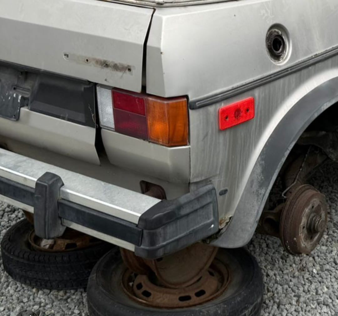 Aleron defensa trasera Derecho Volkswagen Caribe cabriolet 1981-1987 OEM 175 807 141