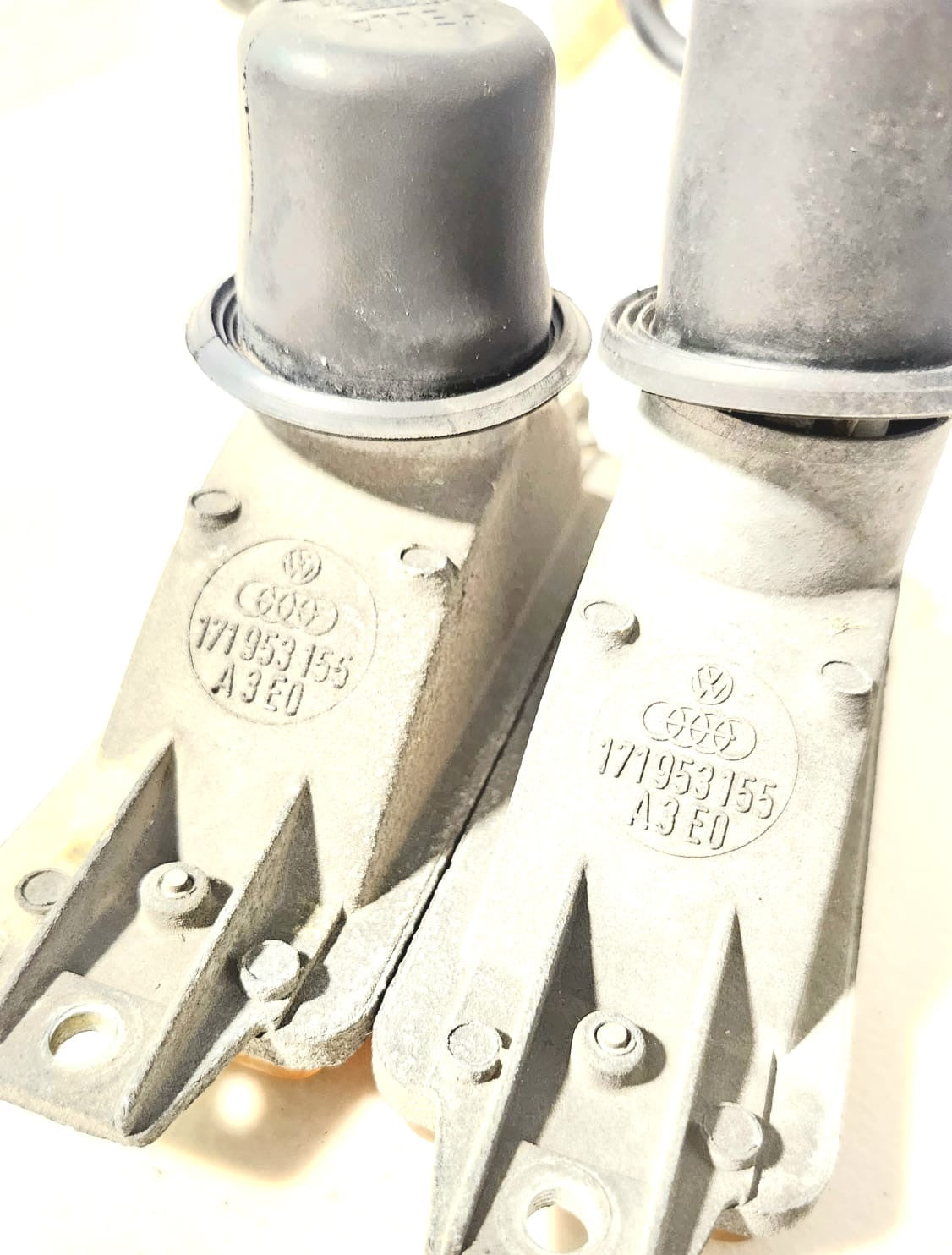 Cuartos hella delanteros Volkswagen Caribe Cabriolet 1985-1987 OEM 171 953 155