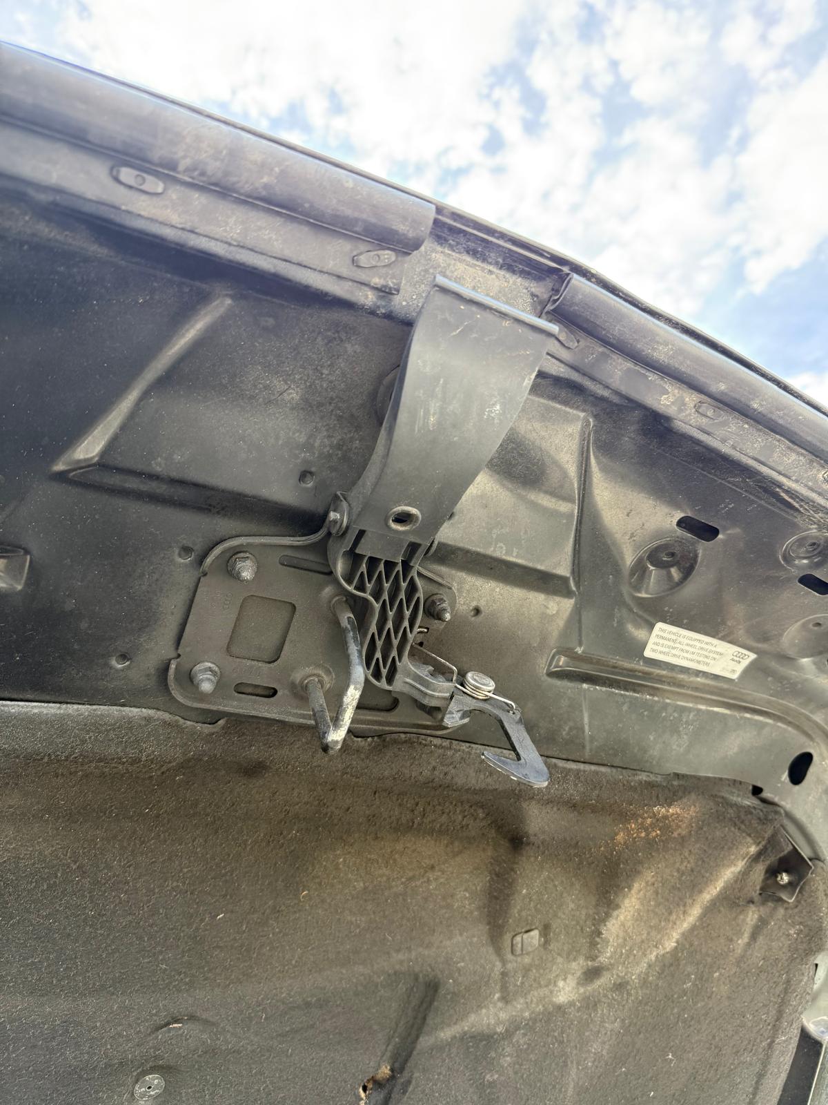 Contra chapa cofre Audi A5 Q5 A4 OEM 8R0823480