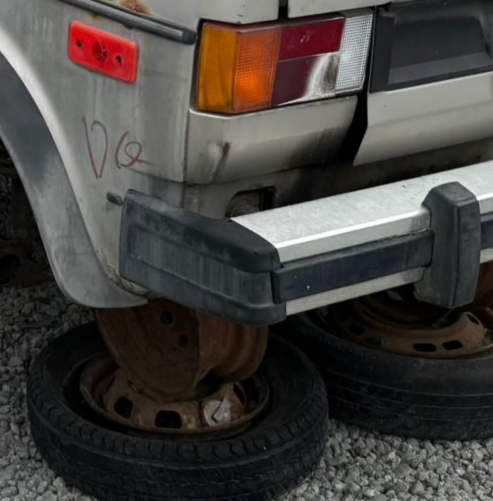 Aleron defensa trasera Izquierda Volkswagen Caribe cabriolet 1981-1987 OEM 175807141