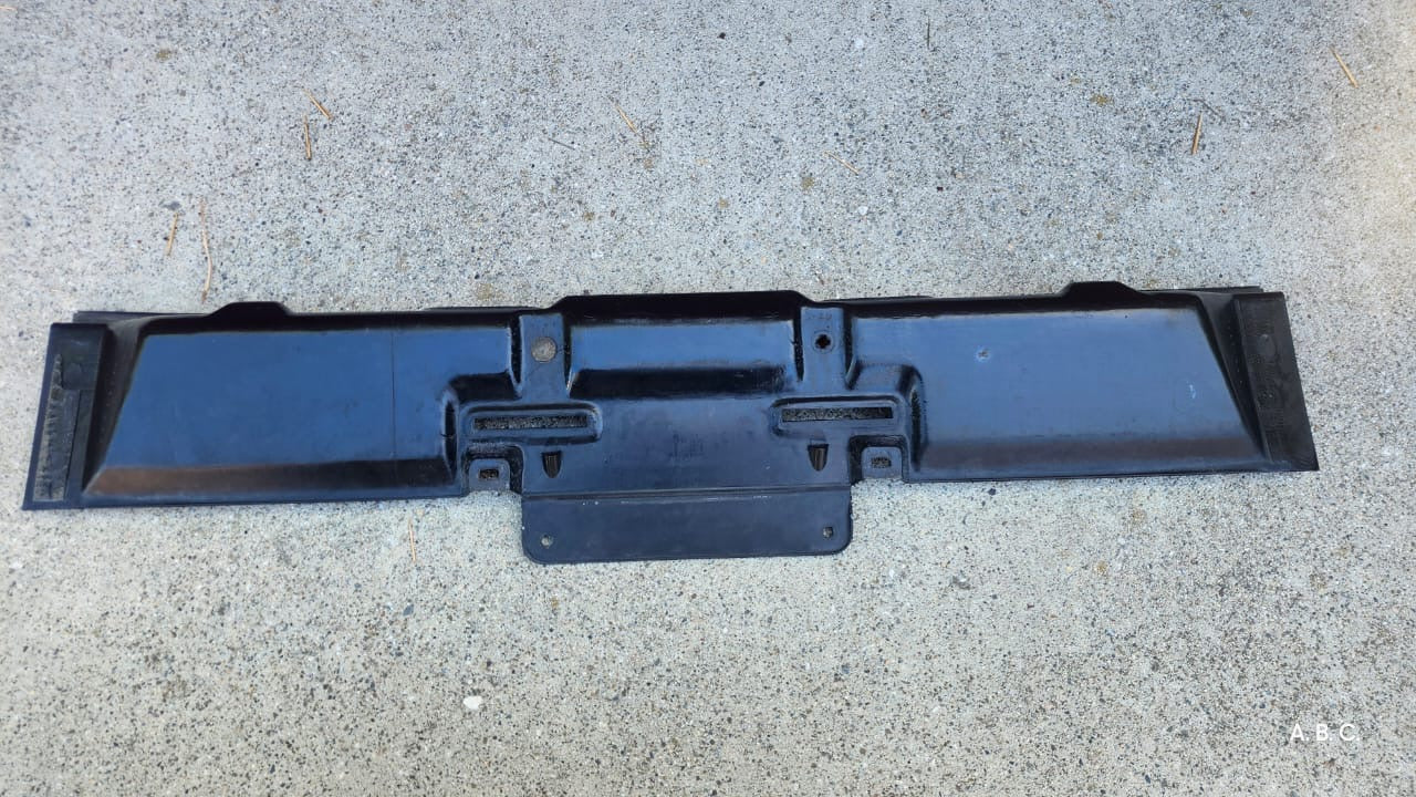 Embellecedor porta placa cajuela Volkswagen Caribe cabriolet 1987 OEM