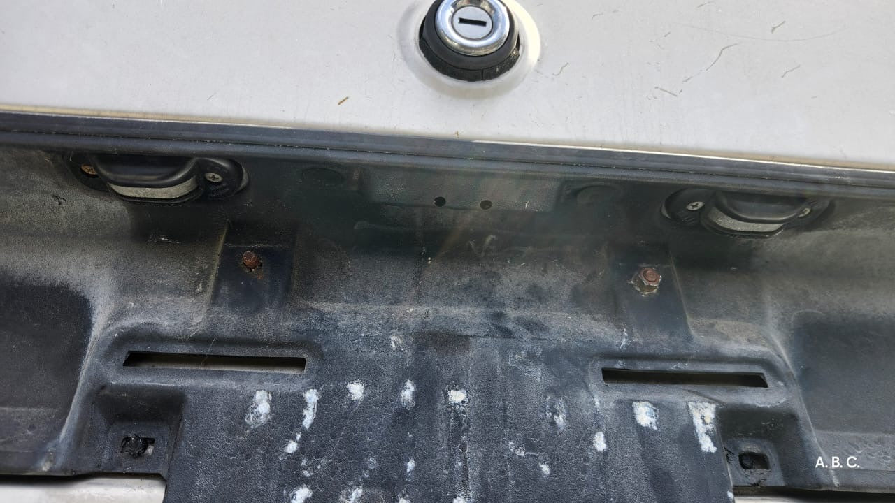 Embellecedor porta placa cajuela Volkswagen Caribe cabriolet 1987 OEM