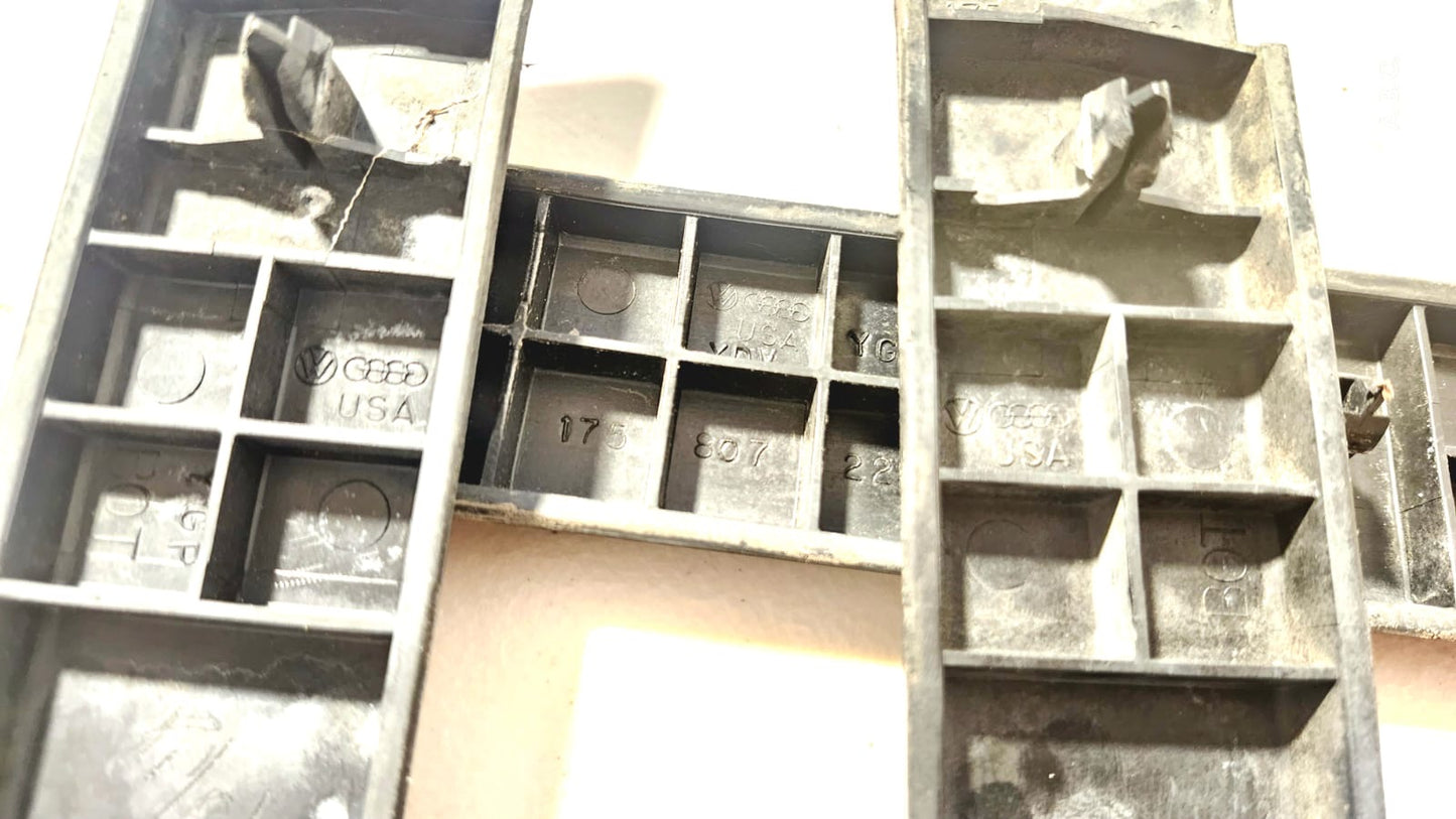 Embellecedores plásticos defensa Delantera Volkswagen Caribe cabriolet 1981-1987 OEM 175807222