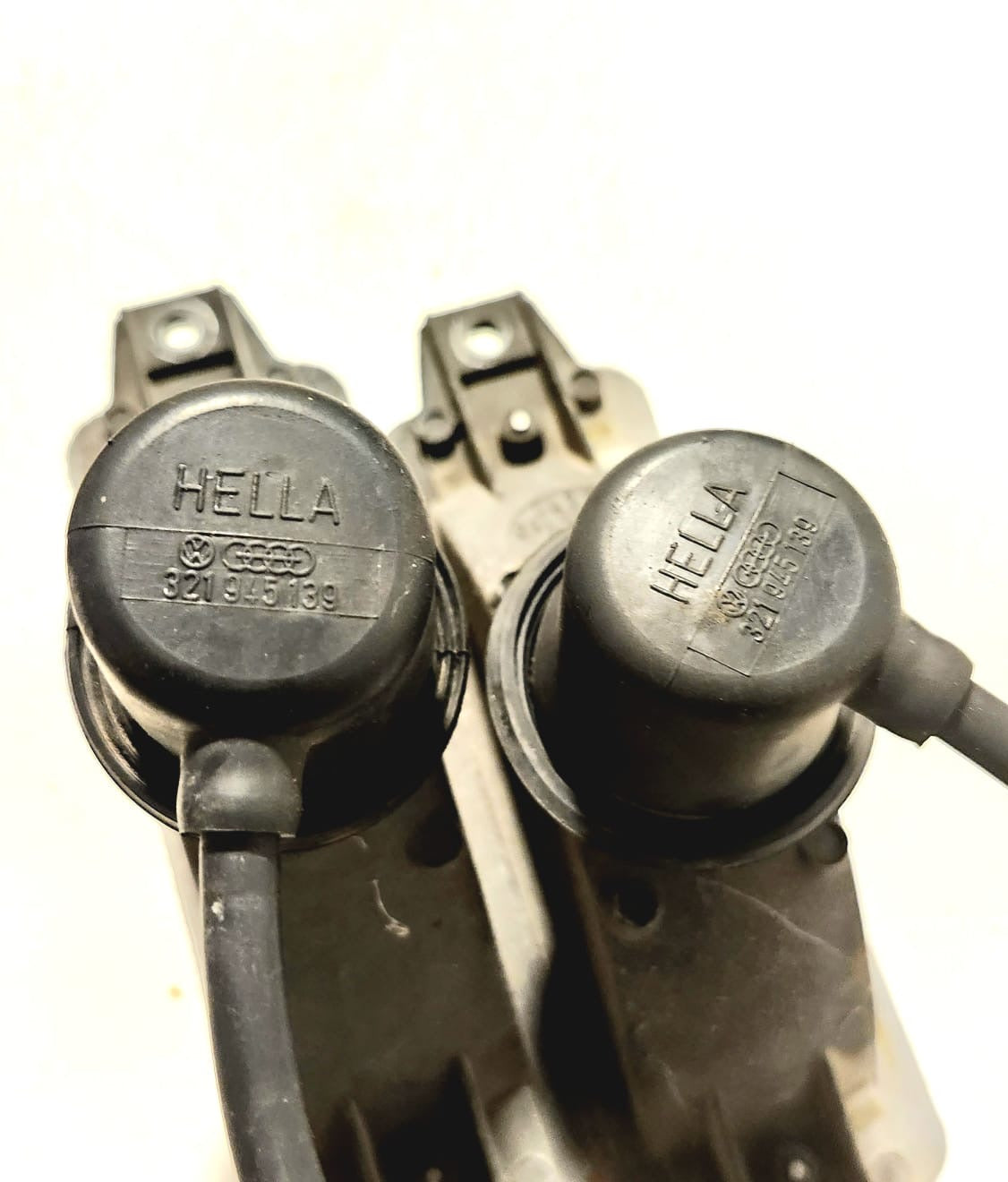 Cuartos hella delanteros Volkswagen Caribe Cabriolet 1985-1987 OEM 171 953 155