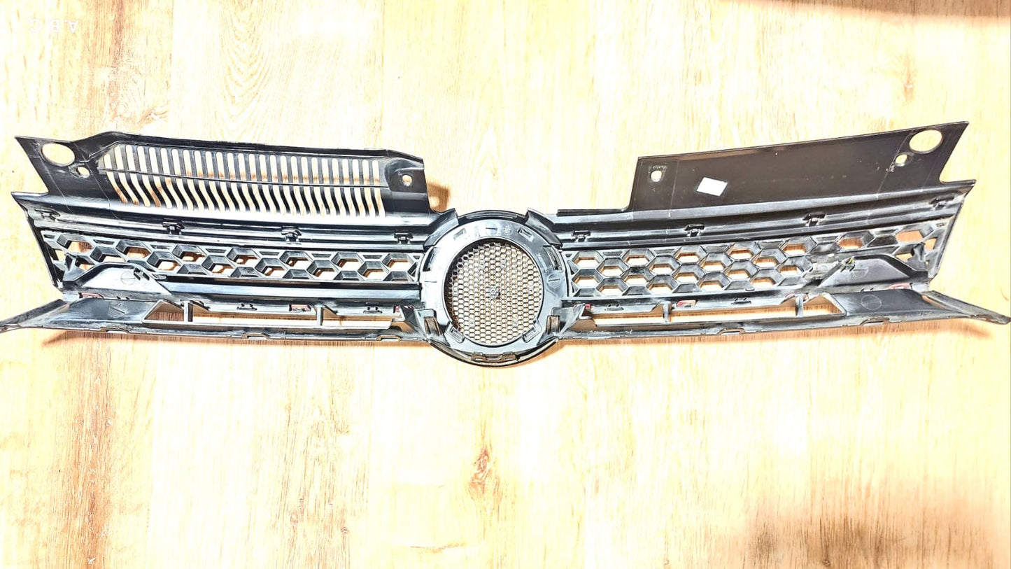 Parrilla central Volkswagen GTI 2011 OEM 5K0853651A