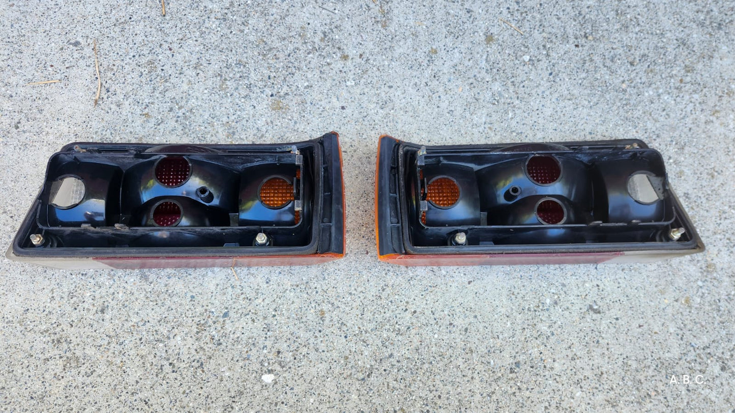 Calaveras Volkswagen Cabriolet caribe 1987 OEM 171 945 096 y 095 (2piezas)