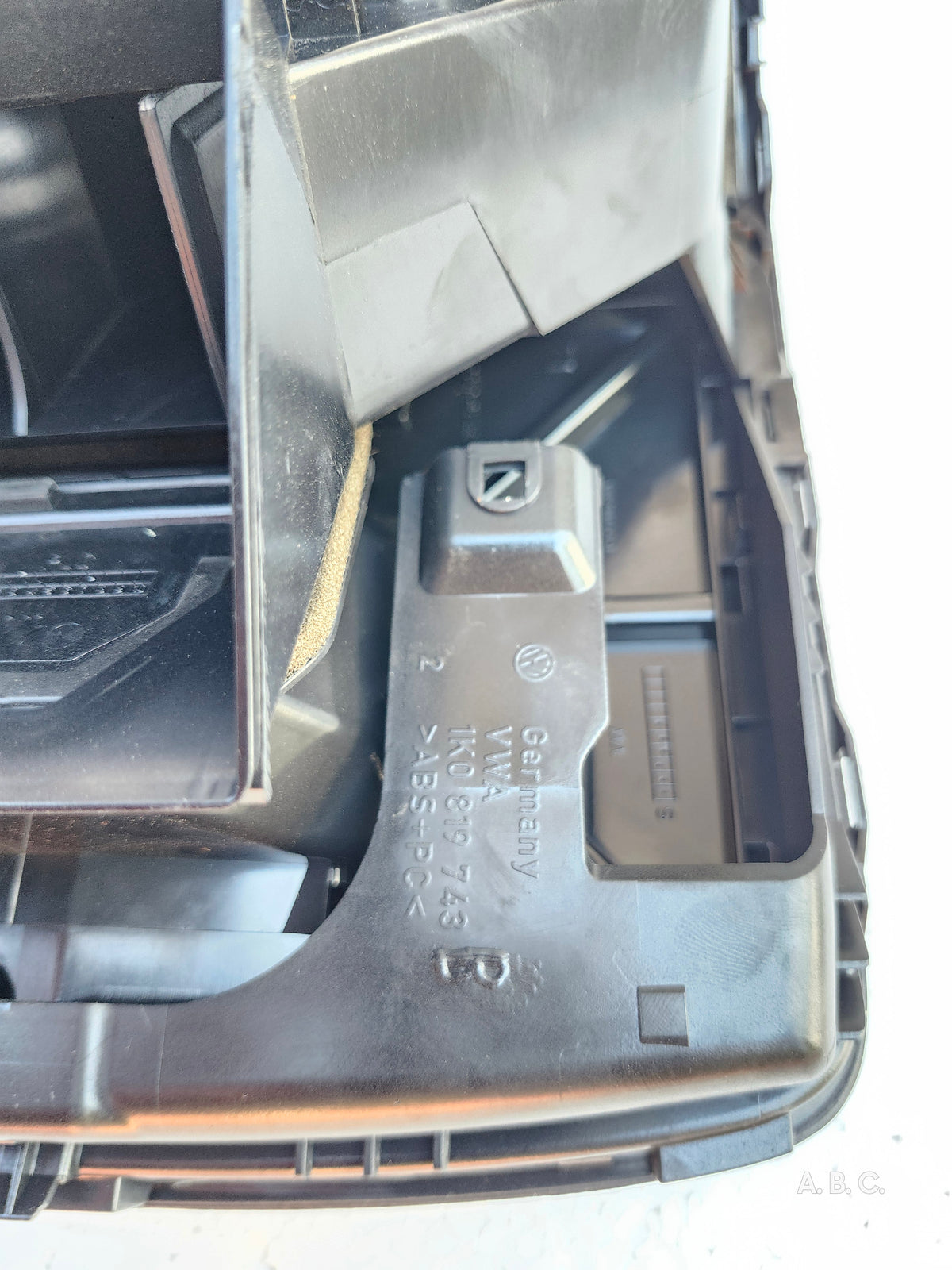 1K0819743 Caratula tablero y bisel estereo Volkswagen Bora 05-10 Oem