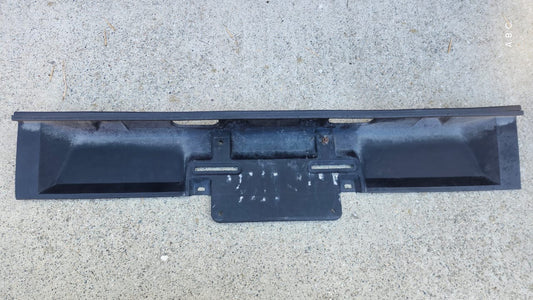 Embellecedor porta placa cajuela Volkswagen Caribe cabriolet 1987 OEM