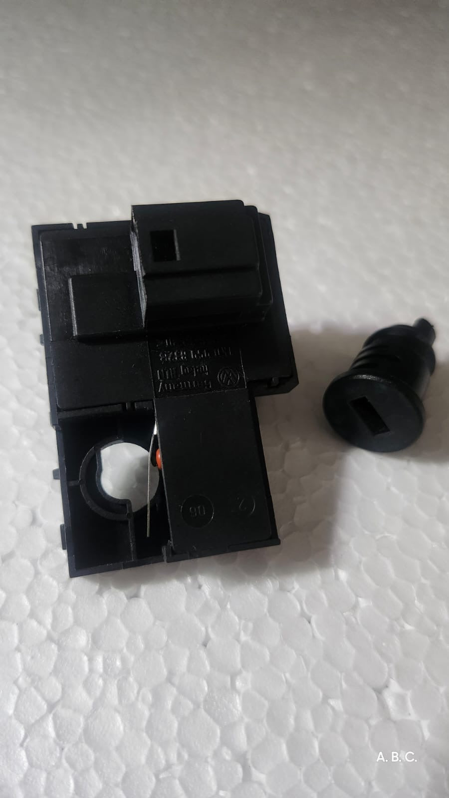 1k0959832B Botón Tapa Gas y Cajuela chapa Volkswagen Bora Gli 06-10 OEM