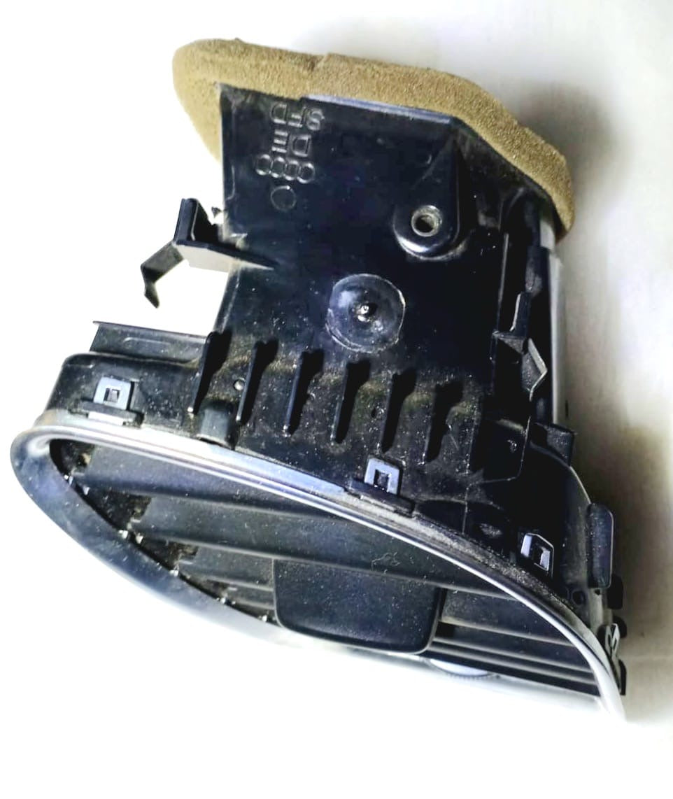 Salida aire derecha copiloto Audi A5 2012-2017 OEM 8T1820902G