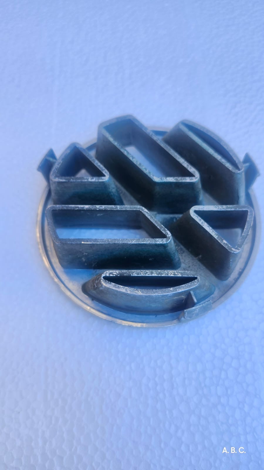 1J5853601 Emblema parrilla Volkswagen Jetta Golf A4 MK4 OEM