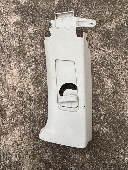 Moldura Poste cinturon seguridad Seat Ibiza 2003 2.0 - OEM 6L3868313 | Becerril Autopartes VW