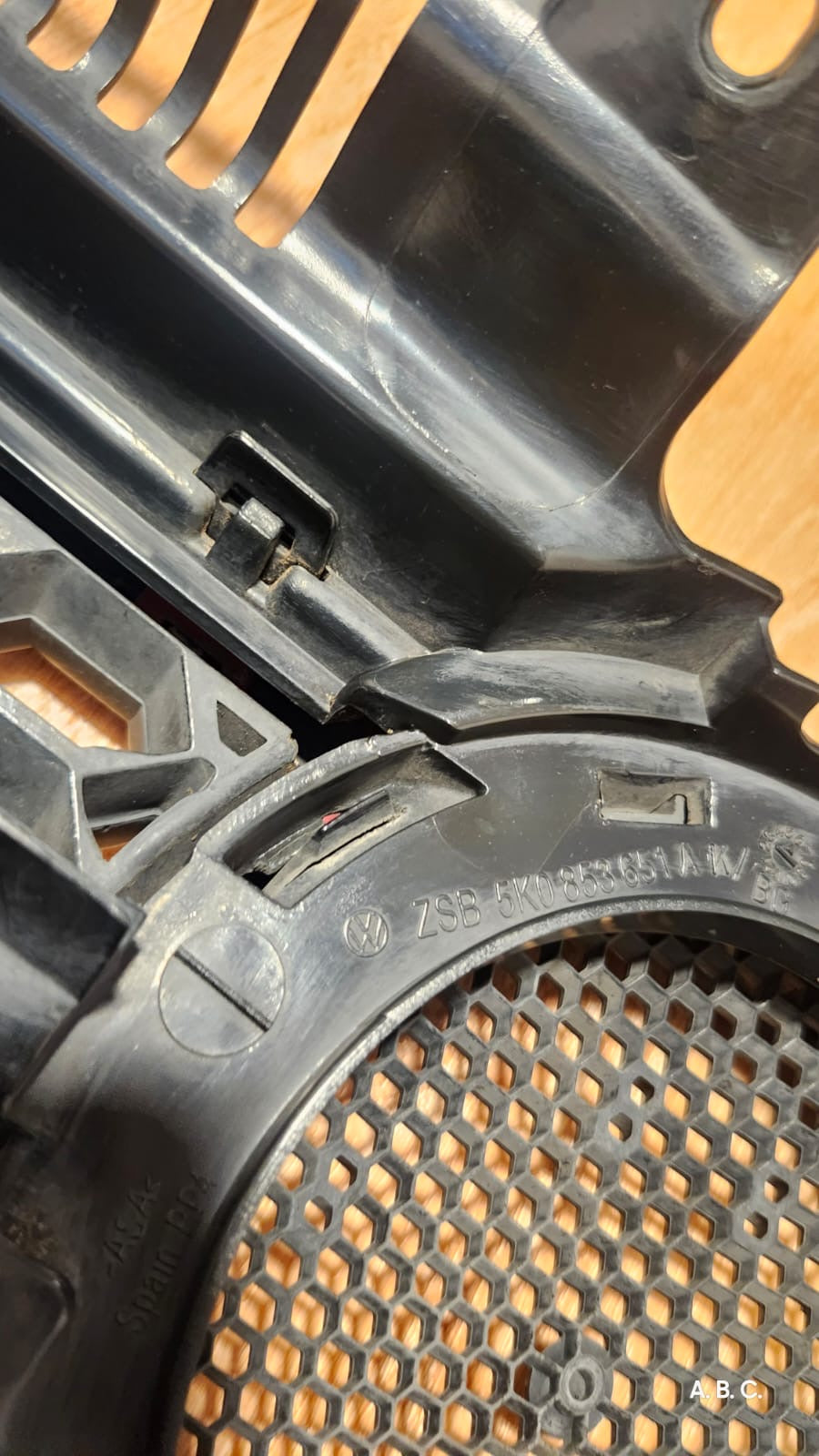 Parrilla central Volkswagen GTI 2011 OEM 5K0853651A