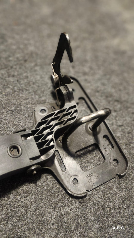 Contra chapa cofre Audi A5 Q5 A4 OEM 8R0823480