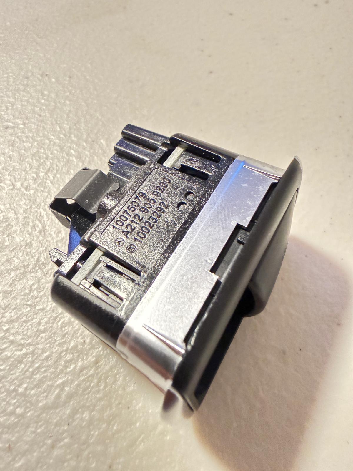 A2129059200 Botón apertura cajuela Mercedes Benz Cla 250 OEM