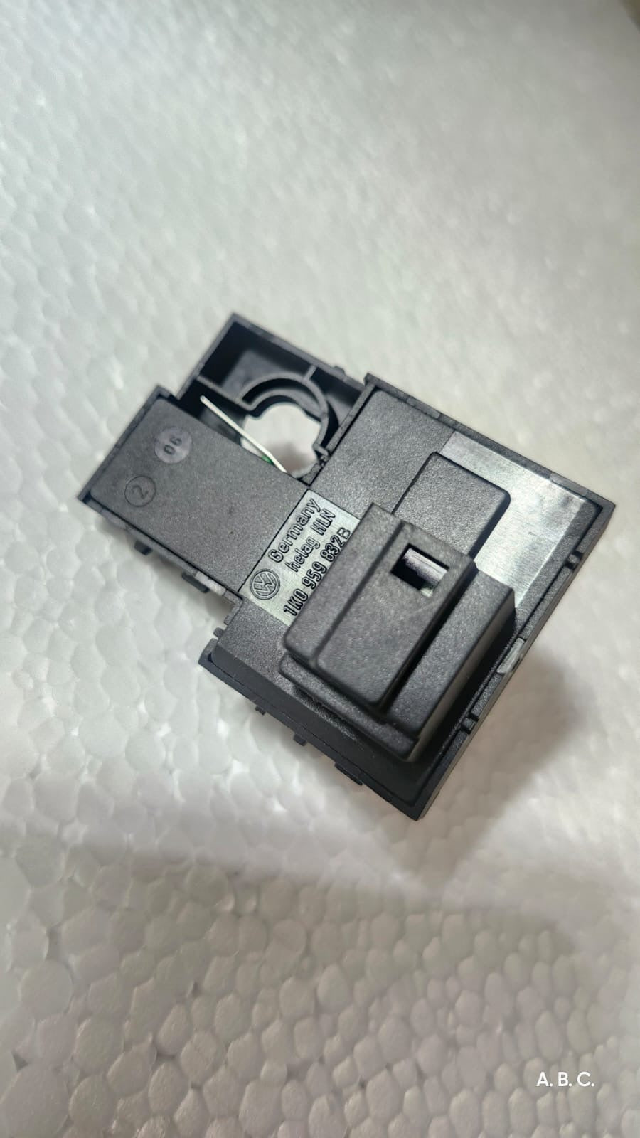 1k0959832B Botón Tapa Gas y Cajuela chapa Volkswagen Bora Gli 06-10 OEM
