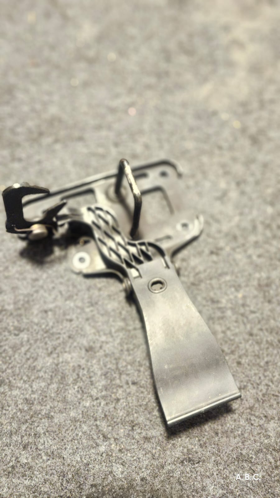 Contra chapa cofre Audi A5 Q5 A4 OEM 8R0823480