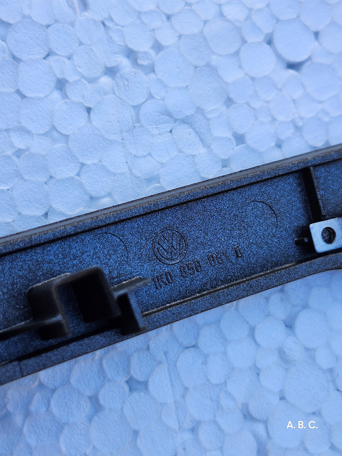 1K0819743 Caratula tablero y bisel estereo Volkswagen Bora 05-10 Oem