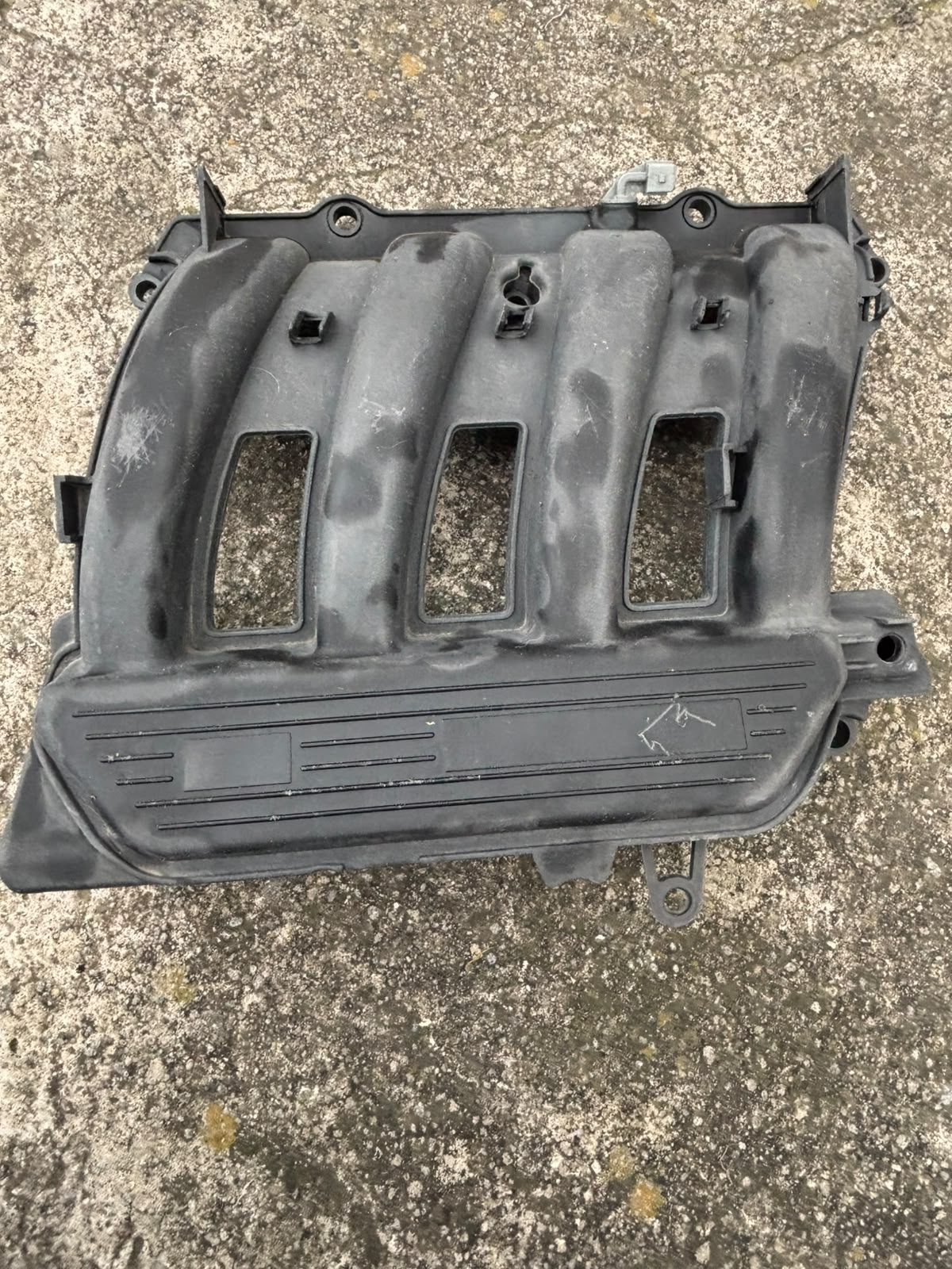 Multiple admison Renault Logan 15-24 - OEM 8200962600 | Becerril Autopartes VW