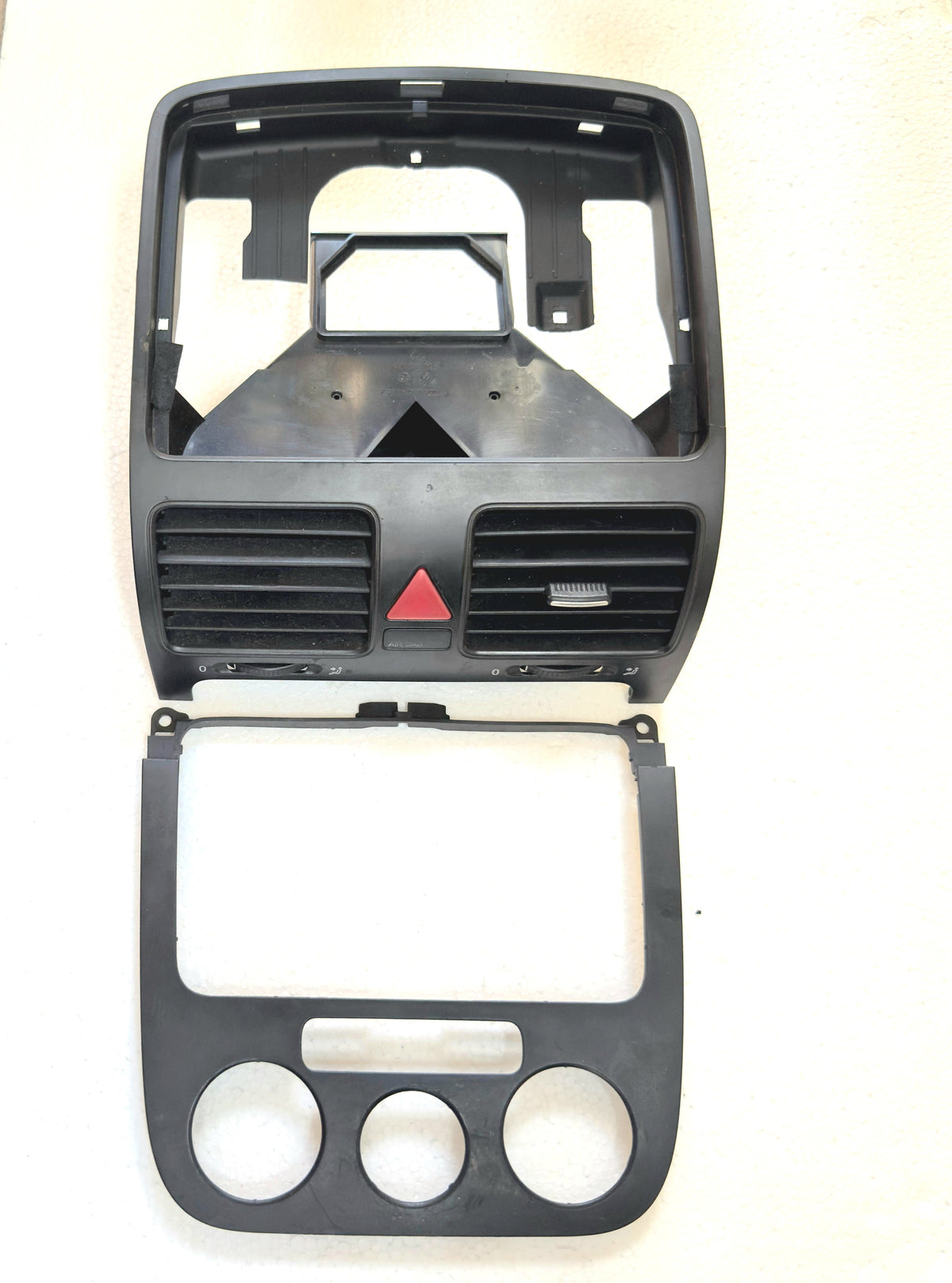 1K0819743 Caratula tablero y bisel estereo Volkswagen Bora 05-10 Oem
